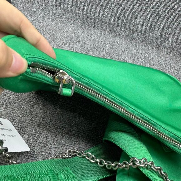 PRADA Re-edition Green W/P Nylon Shoulder Bag ccofb799-102525 - Picture 13 of 14
